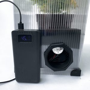 Belüftungssystem der Mini Grow Box Outdoor wird mit der Powerbank geladen
